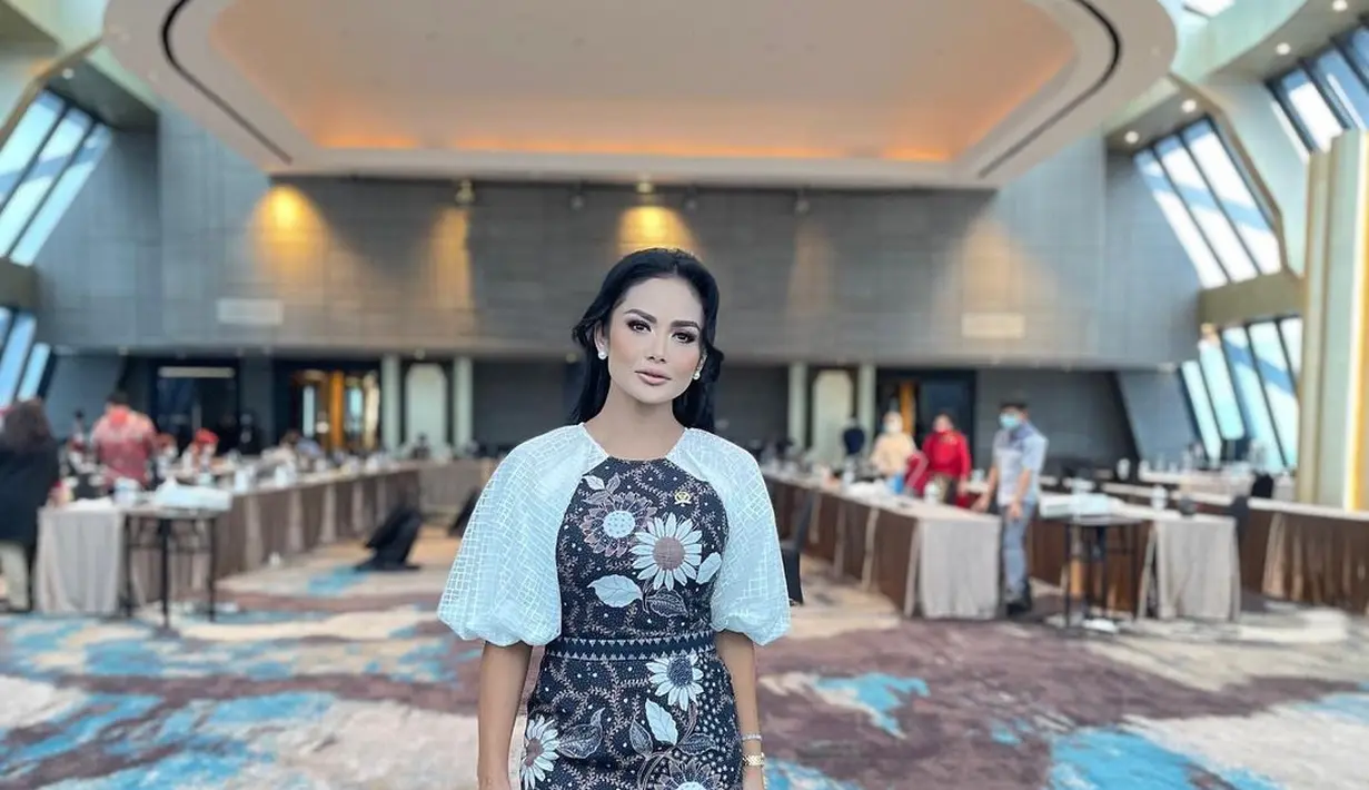 Koleksi dress batik Krisdayanti lainnya, kali ini rancangan Ivan Gunawan dengan lengan balon yang selalu on trend  (Instagram @krisdayantilemos)