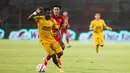 Pemain Semen Padang, Cornelius Stewart berduel dengan Pemain Persija Jakarta, Firza Andika pada laga pekan ke-30 Liga 1 2024/2025 di Stadion Pakansari, Kabupaten Bogor, Minggu (27/4/2025). (Bola.com/Abdul Aziz)