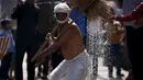 Seorang umat melakukan ritual keagamaan selama festival Swasthani Bratakatha di Nepal , (19/2). Selama berlangsung festival para umat akan membacakan kitab suci Hindu Swasthani Brata Katha. (REUTERS / Navesh Chitrakar)