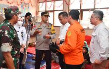 Kapolda Bareng Pj Gubernur Jabar Datangi Warga Korban Longsor Cipongkor