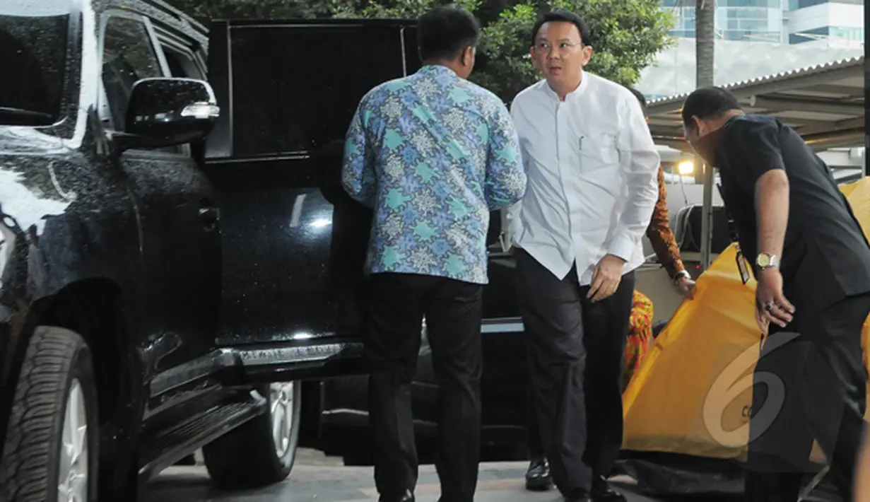 Gubernur DKI Jakarta Basuki Tjahaja Purnama mengunjungi Kantor KPK, Jakarta, Jumat (27/2/2015). Kedatangan Ahok untuk melaporkan temuan dana siluman di Pemerintah Provinsi DKI. (Liputan6.com/Herman Zakharia)