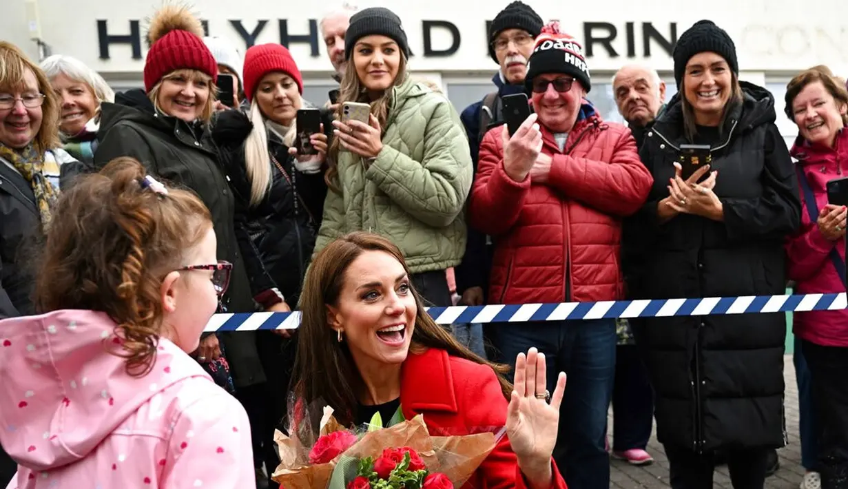 Pangeran William dan Kate Middleton saat mengunjungi Wales pada 27 Februari 2022. (Foto: Paul Ellis/Pool Photo vis AP)