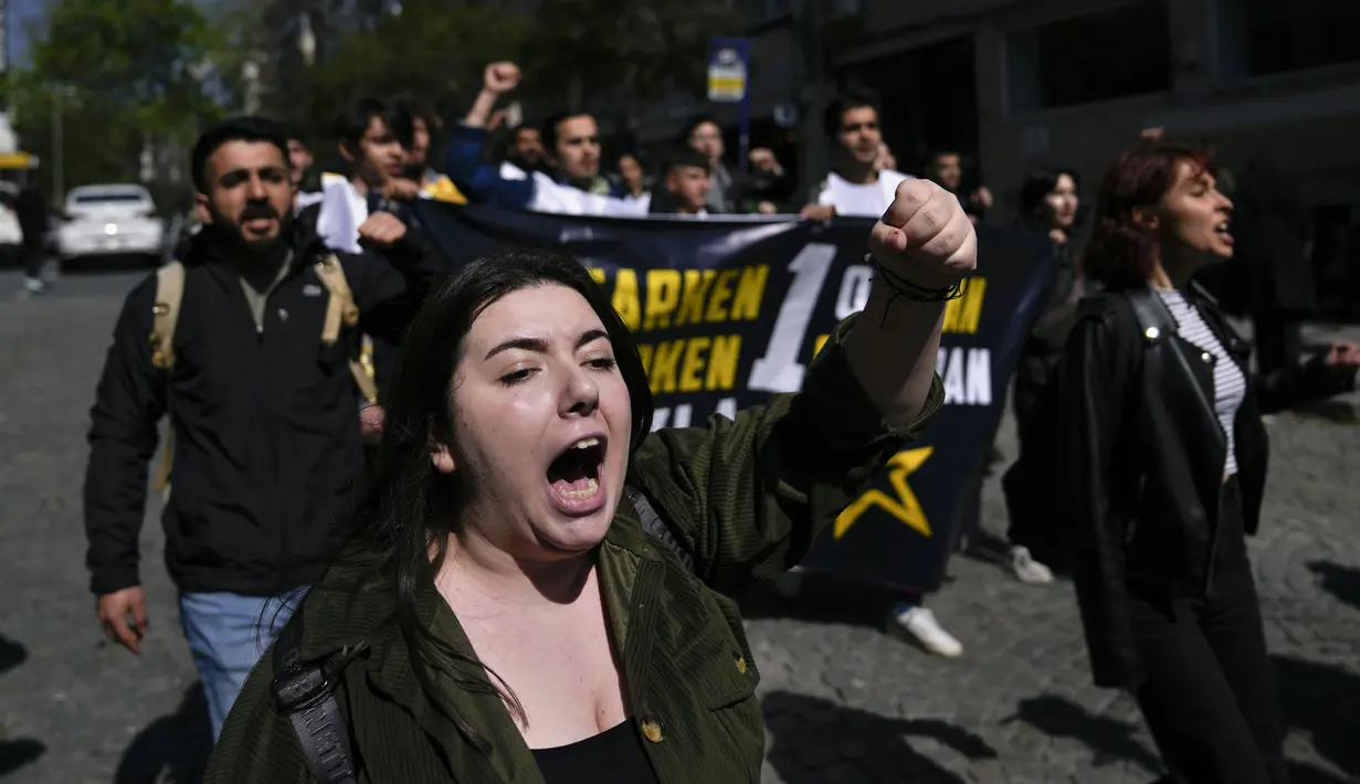 Para pengunjuk rasa meneriakkan slogan-slogan saat mereka berdemonstrasi, pada hari Buruh di Istanbul, Turki, Senin (1/5/2023). Seperti tahun-tahun sebelumnya, polisi di Turki mencegah sekelompok demonstran mencapai alun-alun utama Istanbul, Taksim, dan menahan sekitar selusin pengunjuk rasa, demikian laporan televisi independen Sozcu. Para jurnalis yang mencoba merekam para demonstran yang dipaksa masuk ke dalam mobil van polisi, juga didorong mundur atau ditahan. (AP Photo/Khalil Hamra)
