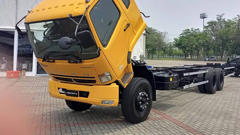 Pakai Solar Jelek Garansi Truk Fuso Bisa Hangus? (Arief A/Liputan6.com)