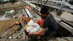 Petugas UPK Badan Air Dinas Kebersihan DKI Jakarta mengangkat sampah dari Kali Ciliwung Kwitang, Jakarta, Senin (10/10). Setiap harinya sekitar 90-220 ton sampah diangkat dari badan air. (Liputan6.com/Helmi Fithriansyah)
