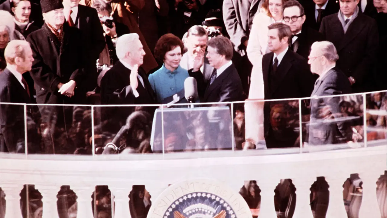 Jimmy Carter saat dilantik sebagai presiden ke-39 AS, oleh Ketua Mahkamah Agung Warren Burger pada tahun 1977. (AP/File)