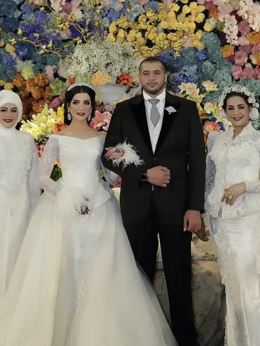 Kali ini Tasya mengenakan gaun putih klasik yang begitu megah. Aksen bulu pada tangan menambah keunikan gaya gaun. [Foto: Instagram/ Tasya Farasya]