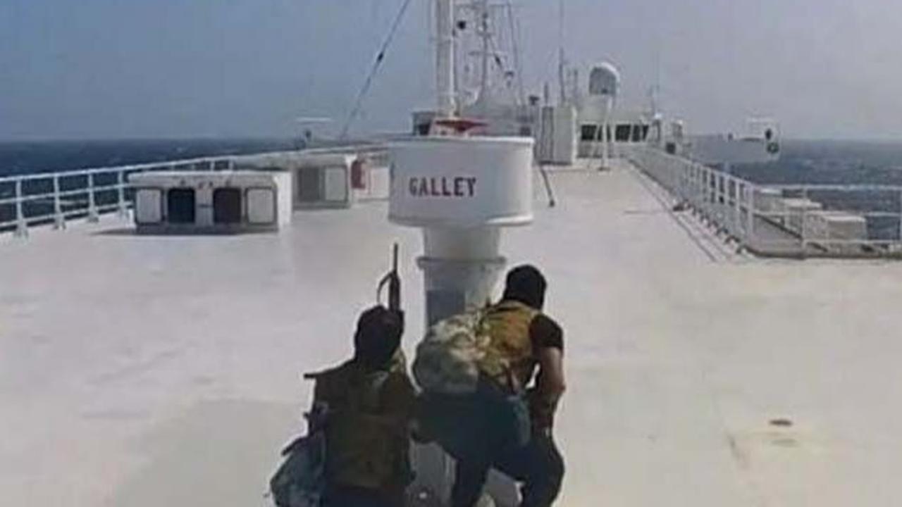 FOTO: Momen Menegangkan Houthi Bajak Kapal Israel di Laut Merah: Pasukan Bersenjata Turun dari Helikopter