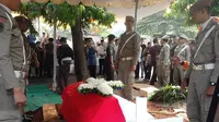 Prosesi pemakaman jenazah istri mantan Gubernur DKI Henk Ngantung. (Liputan6.com/Ahmad Romadoni)