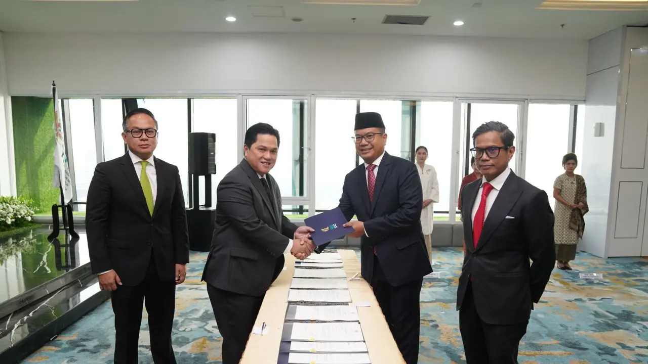 Menteri BUMN Erick Thohir melantik Rabin Indrajad Hattari menjadi Sekretaris Kementerian BUMN. Sebelumnya, jabatan tersebut diisi oleh Susyanto yang menjabat sebagai Pelaksana Tugas (Plt.) Sekretaris Kementerian BUMN sejak 22 April 2022. (Dok KBUMN)