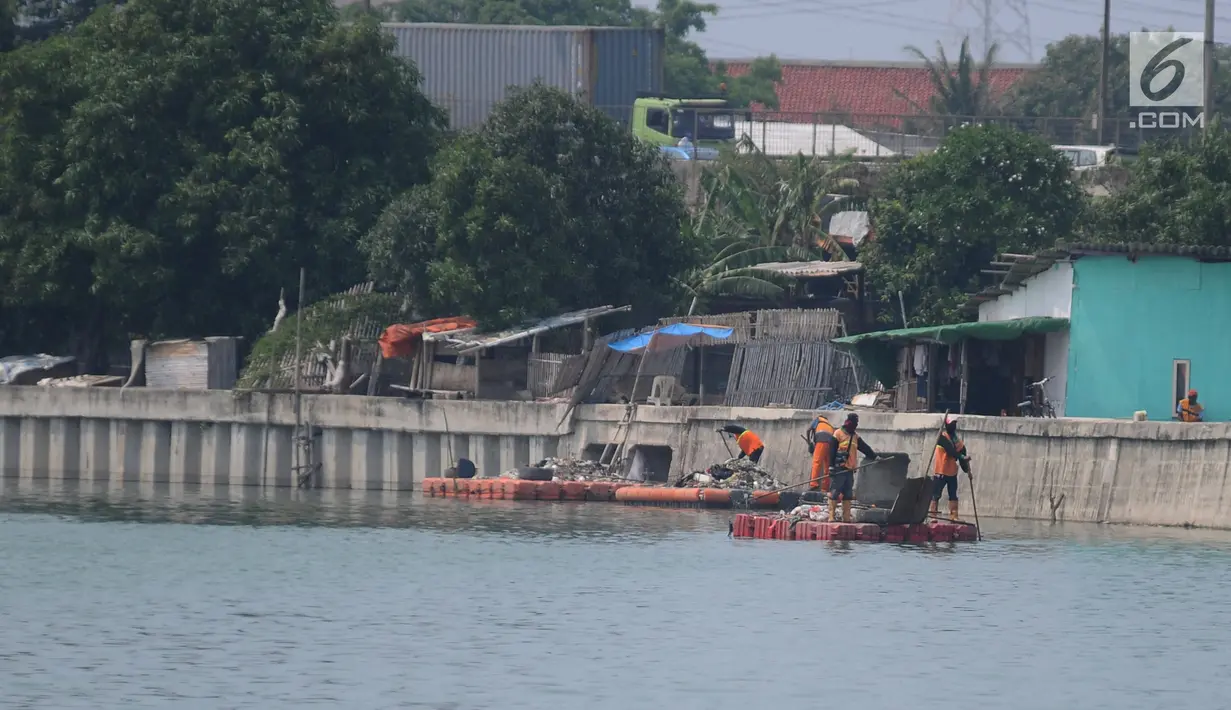 Petugas membersihkan Waduk Cincin, Jakarta, Selasa (8/1). Pemerintah Kota Administratif Jakarta Utara berencana menata kawasan Hutan Kota Waduk Cincin yang berlokasi di kawasan Sunter, Jakarta Utara. (Liputan6.com/Herman Zakharia)