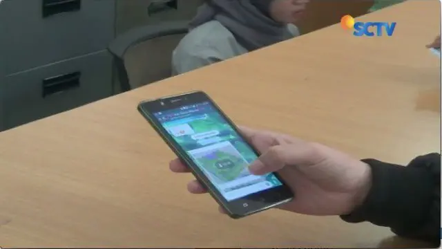 Proses pendaftaran nomor handphone masih tetap gagal saat batas akhir, warga di Bogor datangi Kantor Disdukcapil.