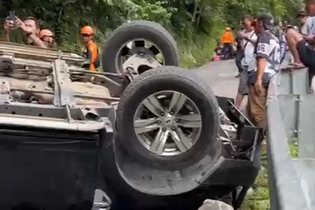 Mobil terbalik di jalur ekstrem Tanjakan Cisarakan, Desa Buniwangi, Kecamatan Palabuhanratu, pada Minggu (28/12/2025).