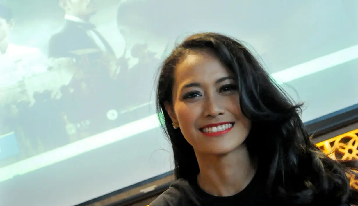 Putri Ayudya saat menghadiri gala premier Film Guru Bangsa TJOKROAMINOTO di kawasan Kuningan, Jakarta Selatan (31/3/2015). Dalam film tersebut, Putri Ayudya berperan sebagai istri  HOS Tjokroamonito.(Liputan6.com/FAisal R Syam)