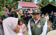 Menteri Kehutanan Raja Juli Antoni Salurkan Bantuan Rp100 Juta untuk Korban Bencana Hidrometeorologi Agam