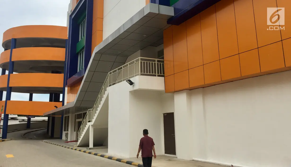 Penampakan gedung Pasar Senen Blok III yang terlihat dari luar, Jakarta Pusat, Jumat (29/12). Menurut pengelola pasar tersebut kini dibangun dengan desain yang lebih modern. (Liputan6.com/Immanuel Antonius)