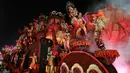 Penari dari sekolah samba Colorado do Bras tampil di atas kendaraan hias saat parade karnaval di Sao Paulo, Brasil (1/3). Karnaval Sao Paulo ini menampilkan penari-penari cantik berkostum unik dan seksi. (AP Photo/Andre Penner)