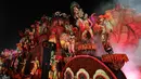 Penari dari sekolah samba Colorado do Bras tampil di atas kendaraan hias saat parade karnaval di Sao Paulo, Brasil (1/3). Karnaval Sao Paulo ini menampilkan penari-penari cantik berkostum unik dan seksi. (AP Photo/Andre Penner)