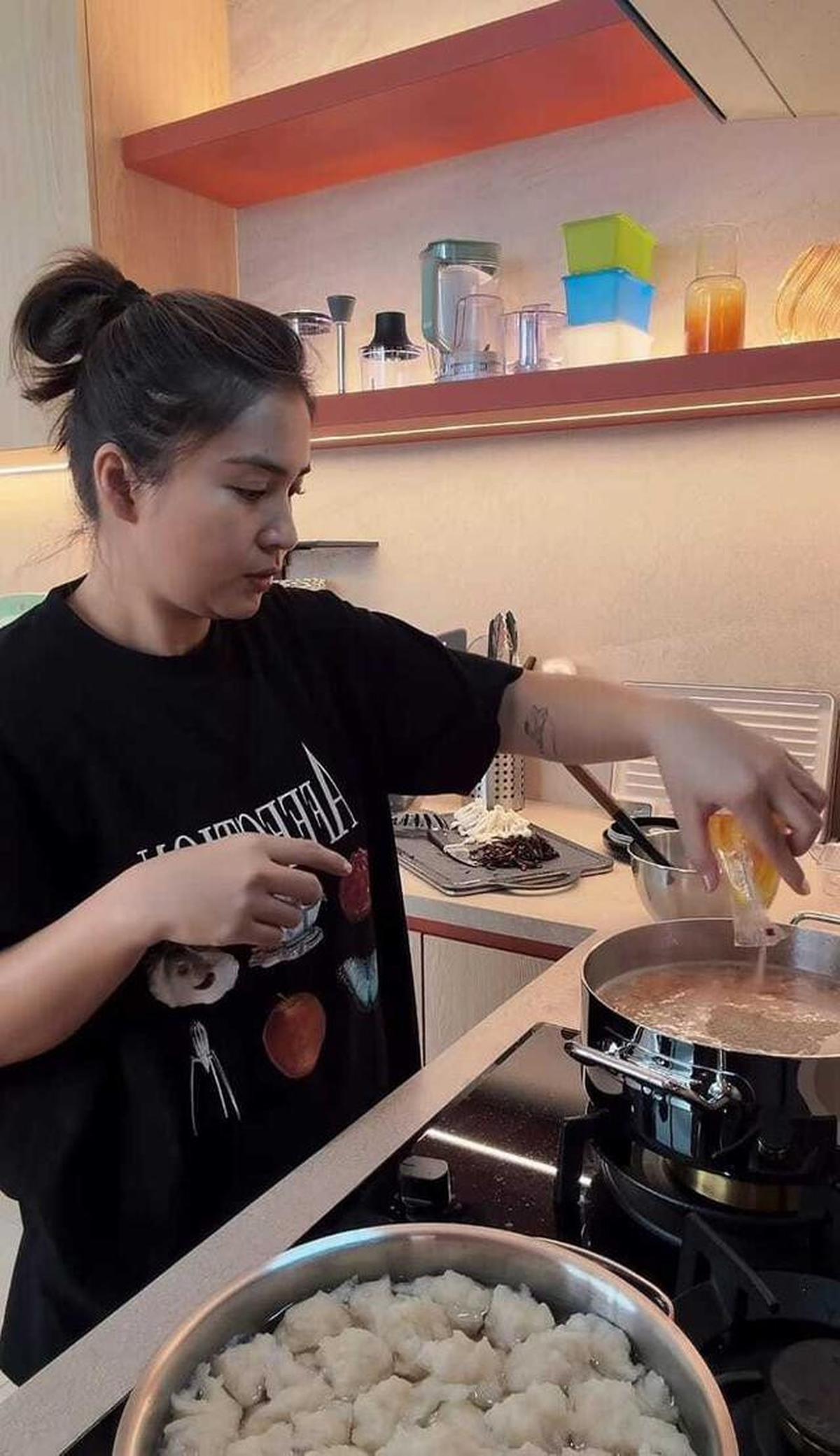 Potret Dapur Rumah Putri Titian, Inspirasi Open Kitchen Fungsional untuk Keluarga Modern