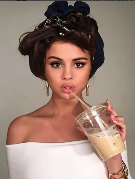 Selena  Marie Gomez,  lahir di Grand Prairie, Amerika Serikat 22 Juli 1992.  Selena mengawali jenjang kariernya lewat serial anak-anak yang bertajuk ‘Barney And Friends’, The Wizard Of  Waverly Place’ .  (via instagram@selenagomez/Bintang.com)
