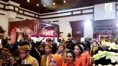 Ratusan mata tertuju pada cantik dan gagahnya mempelai.