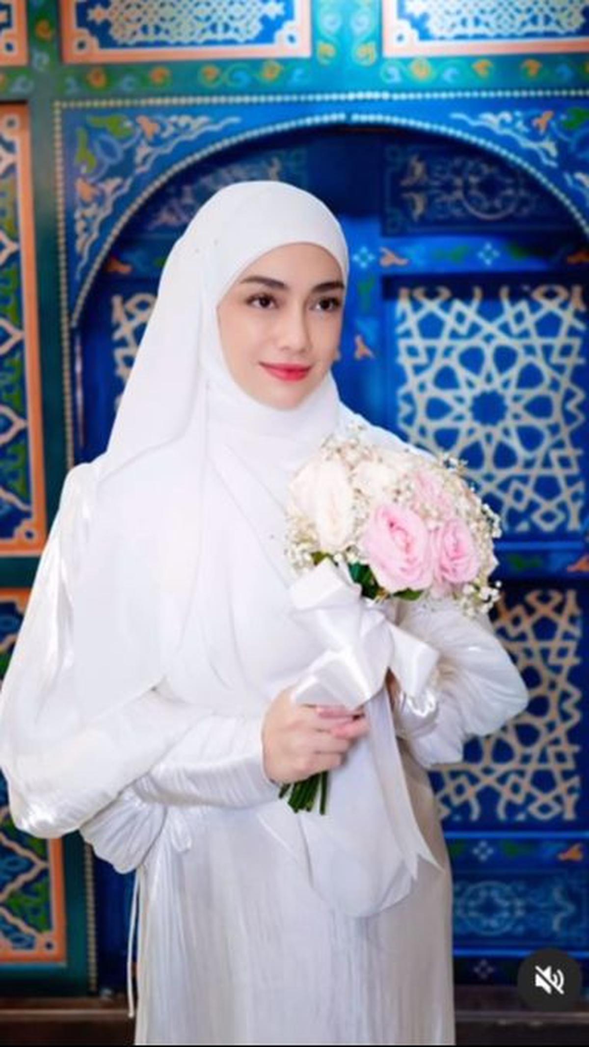 Meski begitu hingga saat ini belum ada keterangan apakah Celine mualaf atau tidak.