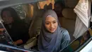 Selebriti Nathalie Holscher duduk dalam kendaraannya usai menjalani sidang perceraian dengan komedian Entis Sutisna atau lebih dikenal Sule di Pengadilan Agama (PA) Cikarang, Jawa Barat, Rabu (20/7/2022). Nathalie Holscher dan Sule datang ke PA Cikarang untuk menghadiri sidang perdana perceraian yang beragendakan pemeriksaan berkas dan mediasi. (Liputan6.com/Herman Zakharia)