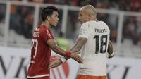 Pemain Borneo FC, Julian Faubert, bersitegang dengan bek Persija Jakarta, Sandi Sute, pada laga Liga 1 di SUGBK, Jakarta, Sabtu (14/4/2018). Persija menang 2-0 atas Borneo FC. (Bola.com/M Iqbal Ichsan)
