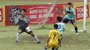 Kiper UM, Trengginas, berusaha menangkap bola saat pertandingan melawan UNP pada laga Torabika Cup 2017 di Stadion Cakrawala, Malang, Rabu (22/11/2017). UM menang 2-1 atas UNP. (Bola.com/M Iqbal Ichsan)