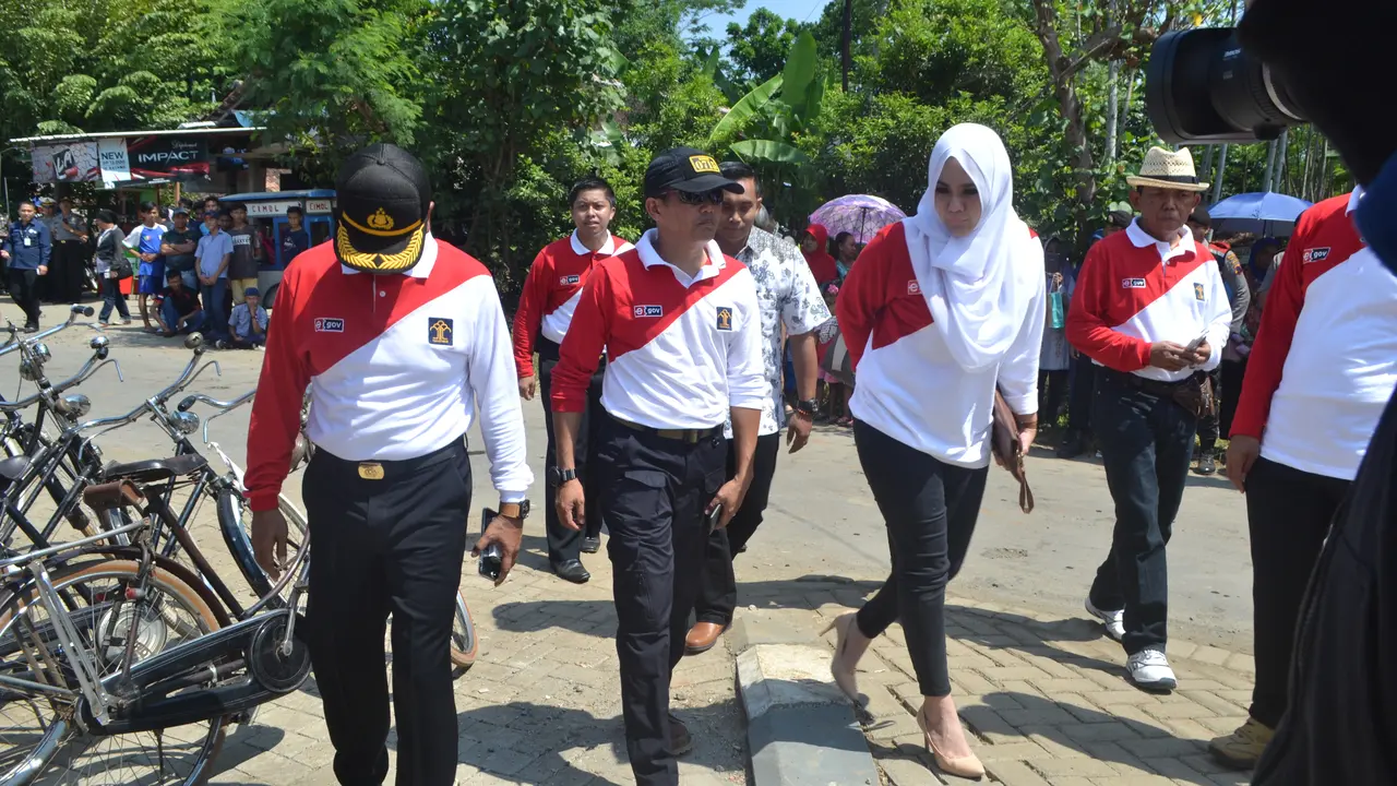 Pakai Sepatu Hak Tinggi, Bupati Kendal Ditegur Gubernur Ganjar