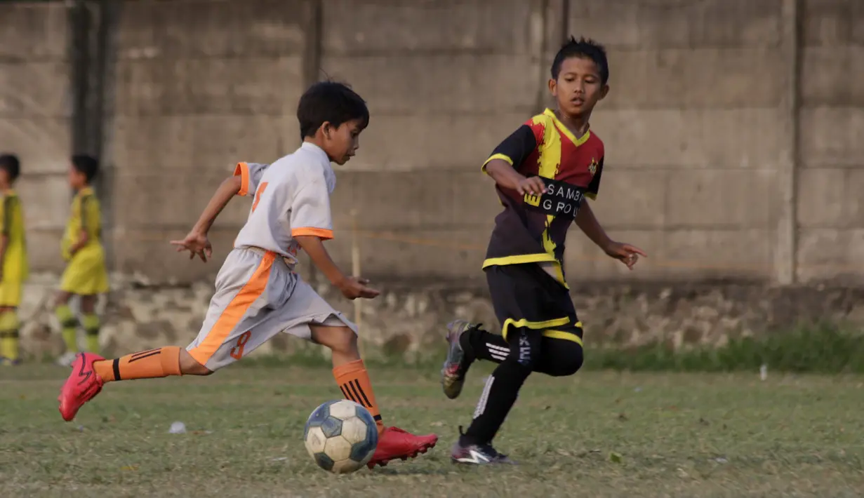 Pemain B24HABS berusaha melewati pemain Java Soccer Academy pada laga Indonesia Junior League 2019 di Lapangan Sawangan, Minggu (20/10). Dari liga kelas junior ini diharapkan bisa melahirkan pesepakbola muda berbakat dan berkualitas. (Bola.com/M Iqbal Ichsan)