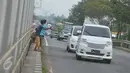 Sejumlah bocah menunggu pengendara yang melintas untuk melempar uang koin di Jembatan Cikalong, Jawa Barat, Sabtu (2/7). Memasuki mudik Lebaran, jumlah pencari uang sedekah di kawasan itu meningkat dibanding hari biasa. (Liputan6.com/Gempur M Surya)