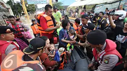 Banjir di Perumahan Pondok Gede Permai, Bekasi membuat warga terpaksa diungsikan ke tempat yang lebih aman akibat ketinggian air yang mencapai atap rumah Jawa Barat, Kamis (21/4). (Liputan6.com/Immanuel Antonius)