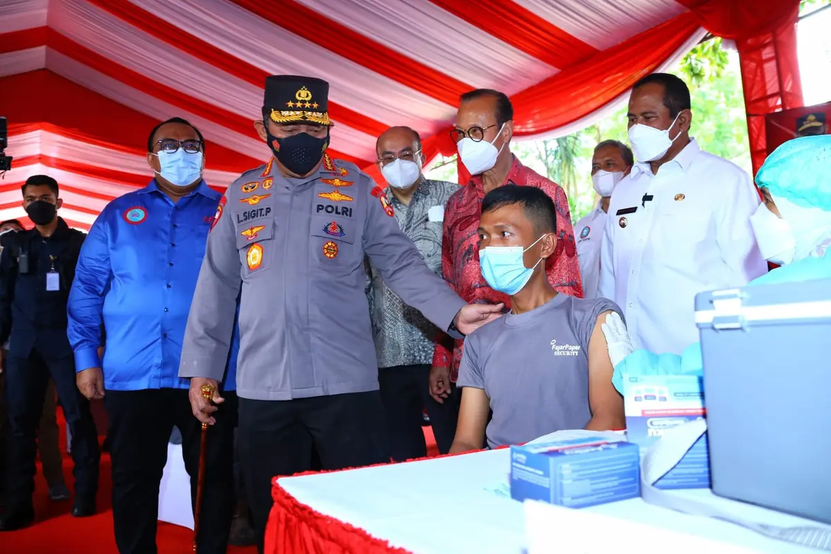 Kapolri Jenderal Listyo Sigit Prabowo memantau langsung jalannya giat vaksinasi booster presisi, dengan kelompok buruh di PT Fajar Surya Wisesa, Bekasi, Jawa Barat