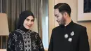 Kali ini Syahnaz kenakan kebaya dengan siluet longgar yang mampu hadirkan tampilan anggun sekaligus nyaman. [Foto: Instagram/ Syahnaz Sadiqah]