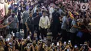 Jokowi tiba di lokasi sekitar pukul 14.50 WIB dan langsung disambut warga serta pedagang sekitar. (Liputan6.com/Faizal Fanani)