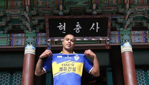 Wiliam Marcilio diperkenalkan sebagai pemain baru Chungnam Asan FC, Jumat (9/1/2026). (Dok. Chungnam Asan FC)