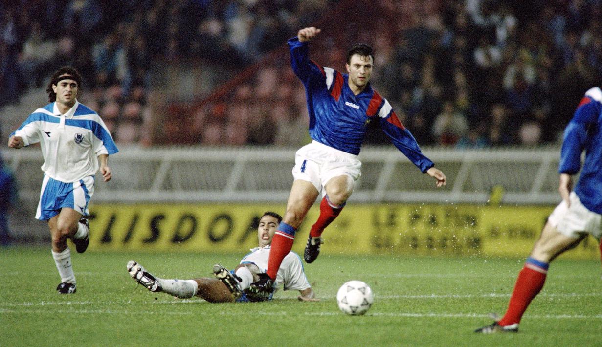 Piala Dunia 1994 didahului oleh proses kualifikasi paling dramatis dalam sejarah sepakbola. Salah satunya adalah kekalahan Prancis atas Israel. Padahal Les Bleus kala itu sudah unggul 2-1 di babak pertama, namun pada akhirnya Israel berhasil menutup laga dengan skor 3-2. (AFP/Vincent Amalvy)