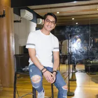 Afgan terus melakukan persiapan jelang konser The Biggest Concert Afgan Sound of Love. Dalam konsernya kali ini, Afgan menggandeng DJ Mahesa untuk berkolaborasi. (Foto: Dezmond Manullang/Bintang.com)