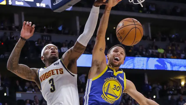 Stephen Curry gagal memasukkan bola saat Warriors kalah dari Nuggets di lanjutan NBA