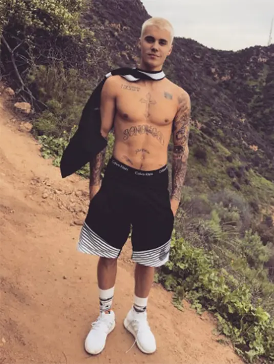 Berjalan menyusuri pantai, Justin terus melamparkan senyum sambil melihat penggemarnya yang berada di sekitar, bahkan mengerumini dirinya yang sedang berjalan. Para wanita berbikini pun nampak bahagia berada di dekat Justin. (Instagram/justinbieber)