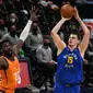 Nikola Jokic sendirian dalam mengoleksi poin untuk Nuggets sehingga tak cukup imbangi permainan kolektif Phoenix Suns pada NBA playoff (AFP)