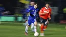 Dalam foto yang diambil dengan kecepatan rana lambat menunjukkan pemain Chelsea Christian Pulisic (kiri) berlari dengan bola saat melawan Luton Town pada pertandingan sepak bola putaran kelima Piala FA di Kenilworth Road, Luton, Inggris, 2 Maret 2022. Chelsea menang 3-2. (AP Photo/Ian Walton)