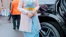Penampilan Kahiyang Ayu di momen perayaan 17an mengenakan wastra bernuansa pastel. Warna biru dan merah muda disatukan menjadikan penampilan Kahiyang tidak hanya menarik, tapi juga elegan bisa dijadikan inspirasi. [Foto: Instagram/ayanggkahiyang]