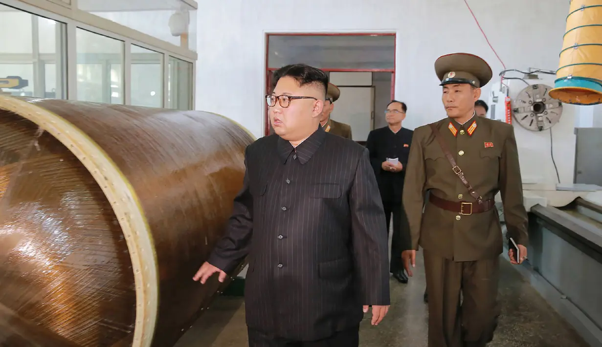 Pemimpin Korea Utara, Kim Jong-Un saat melakukan kunjungan ke institut material kimia di Akademi Ilmu Pertahanan pada tanggal 23 Agustus 2017. (AFP Photo/Kcna Via Kns/Str)