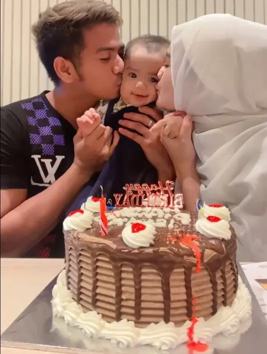 Sekedar informasi, Ridho DA dan Syifa menikah pada 17 Oktober 2021. Pasangan ini dikaruniai anak pertama perempuan, Ridha Syafa Hanina. Kini, kebahagiaan makin lengkap setelah beberapa minggu anak pertama ulang tahun, lahir anak keduanya yang juga perempuan. [Instagram/da2_ridho]