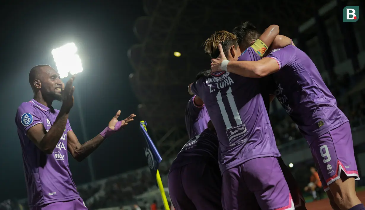 <p>Pemain Persita Tangerang merayakan gol kedua timnya yang dicetak oleh Muchamad Wildan Ramdhani Nugraha saat laga pekan pertama BRI Liga 1 2022/2023 antara Persita Tangerang melawan Persik Kediri di Indomilk Arena, Tangerang, Senin (25/07/2022). (Bola.com/Bagaskara Lazuardi)</p>