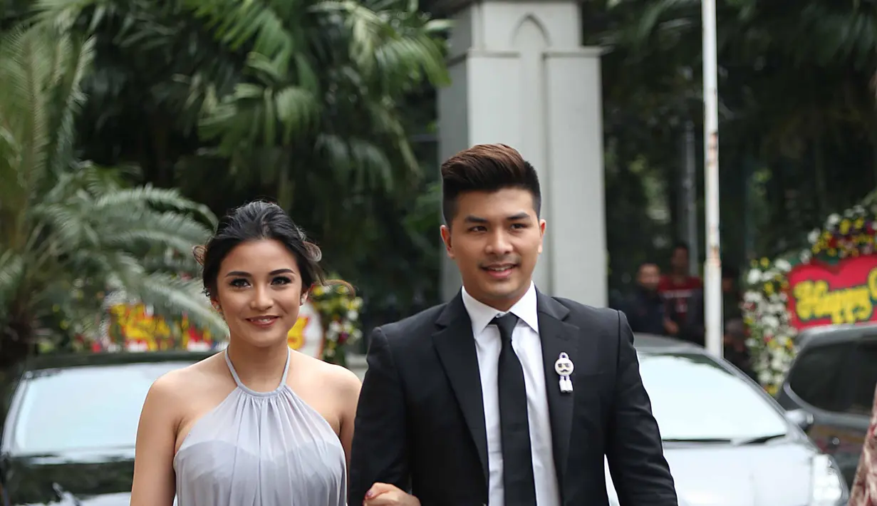 Minggu pertama, Glenn belajar menganti popok, memandikan hingga memberikan krim. Begiu juga dengan istrinya. (Nurwahyunan/Bintang.com)