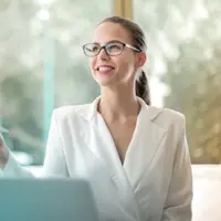 Isi lemari dengan item-item capsule wardrobe untuk kerja berikut/copyright pexels/Andrea Piacquadio