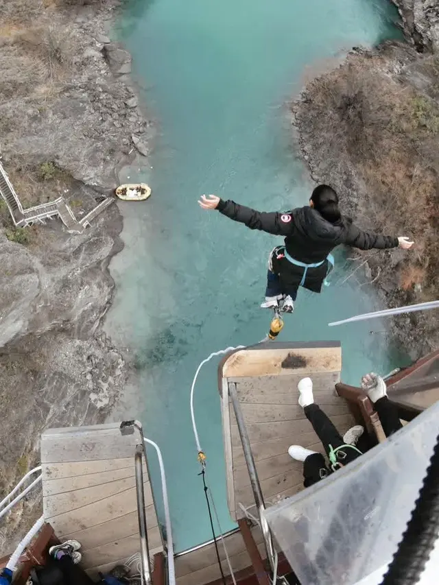 Potret Naysila Mirdad saat Melompat dari Ketinggian